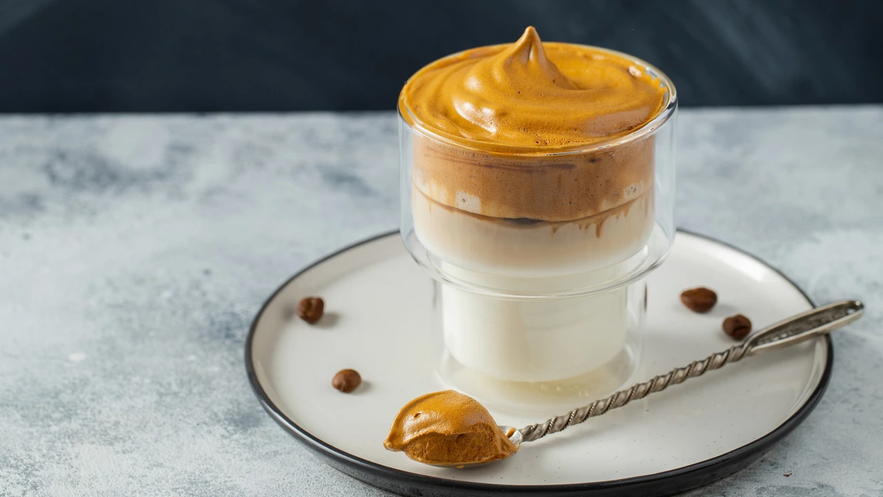 Come preparare il caffè Dalgona con la semplice ricetta coreana