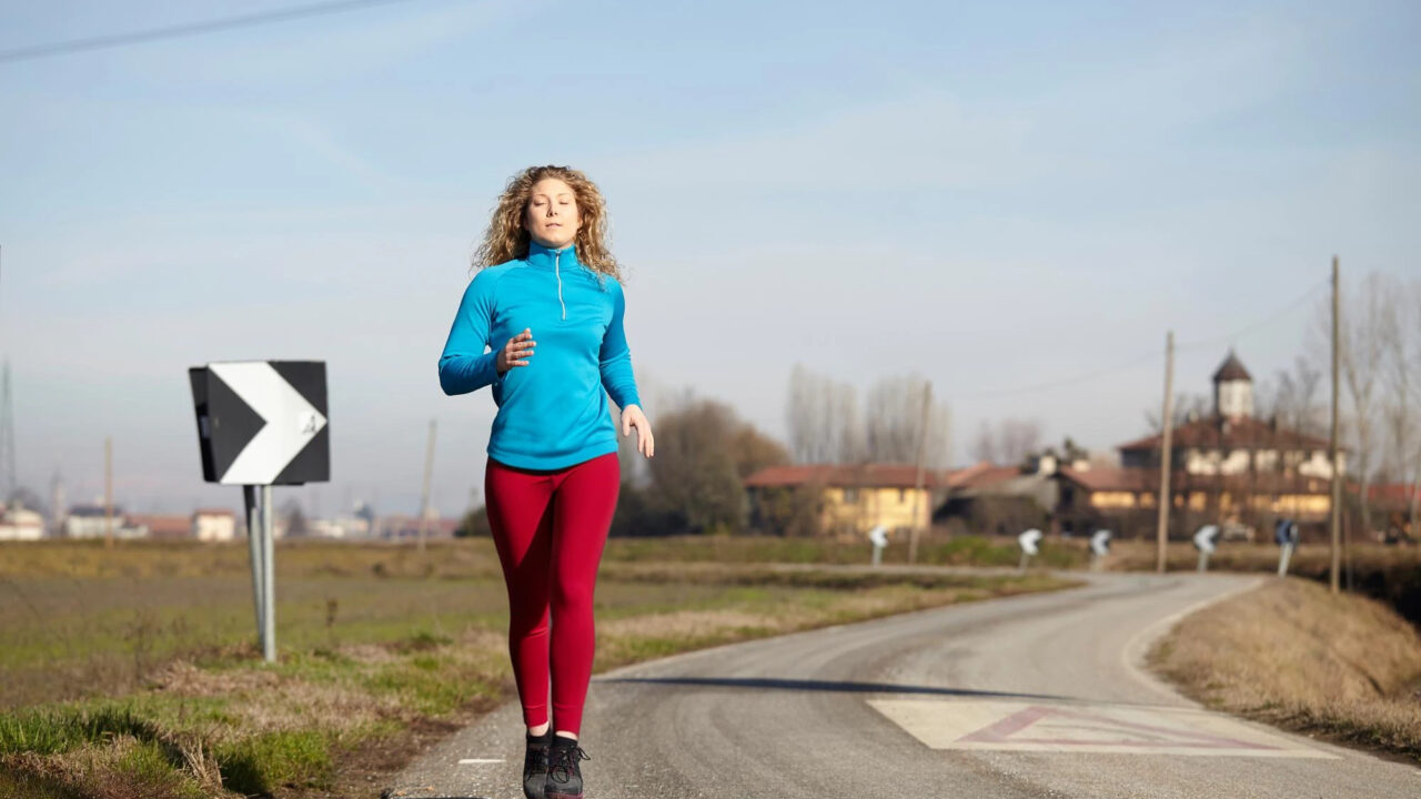 Camminare a digiono o stomaco pieno, benefici e controindicazioni
