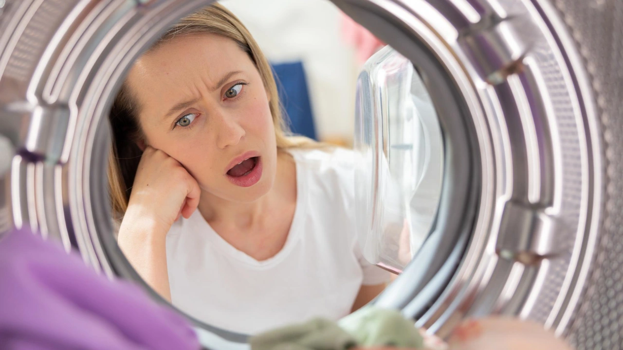 Come eliminare la puzza dalla lavatrice, soluzioni e rimedi