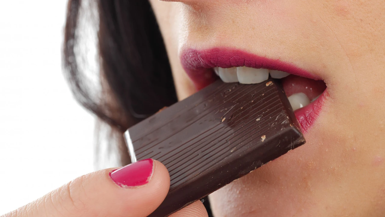 Mangiare cioccolato fondente ogni giorno fa bene o male, cosa dicono gli studi ed esperti