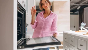 Come pulire il forno senza fatica con metodi naturali e limone