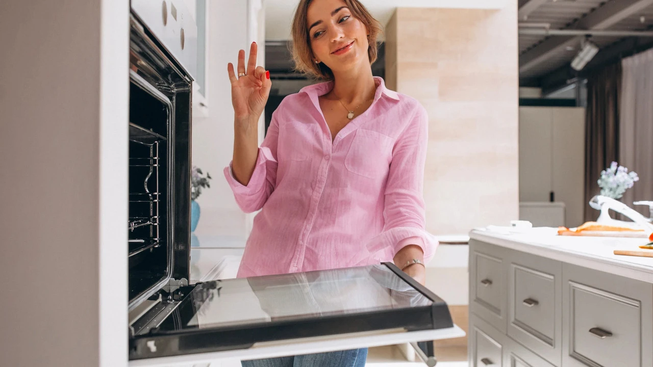 Come pulire il forno senza fatica con metodi naturali e limone